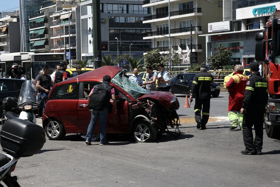 Νεκρός ο οδηγός που χτύπησε σε τροχαίο στη λεωφόρο Συγγρού (εικόνες)